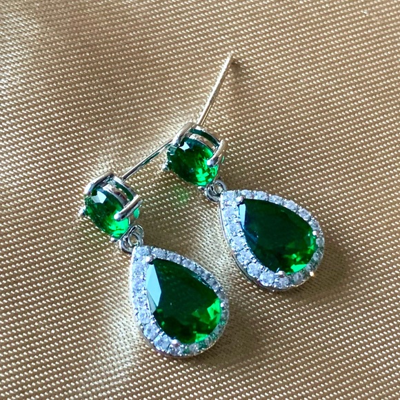♦️SALE♦️🌟2/$25🌟Bright Green Crystal Zirconia Drop Earrings - Picture 8 of 12